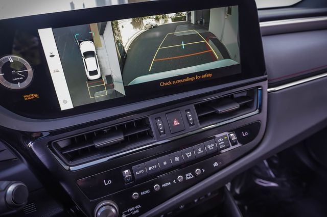 2024 Lexus ES 300h F SPORT Handling