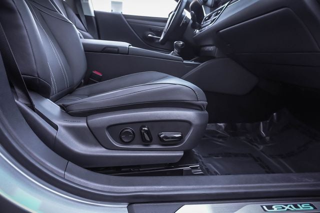 2025 Lexus ES 300h Luxury