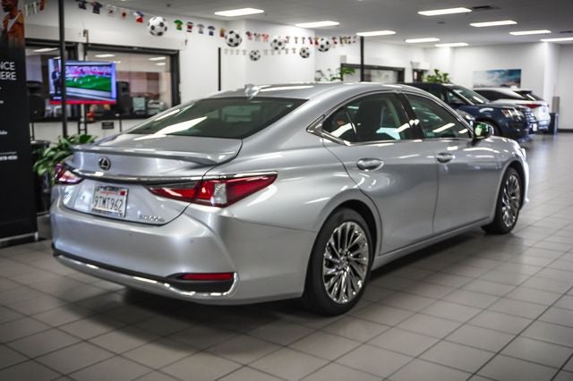 2025 Lexus ES 300h Luxury
