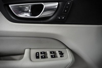 2019 Volvo XC60 Hybrid T8 Momentum