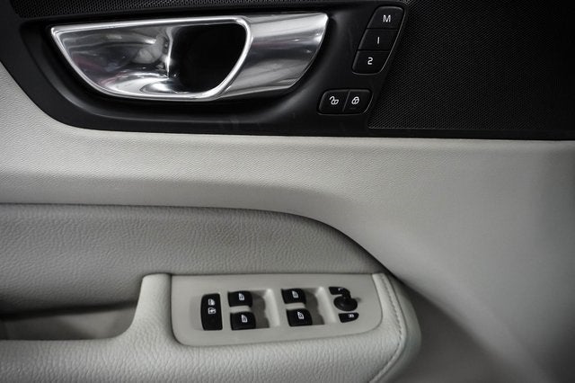 2019 Volvo XC60 Hybrid T8 Momentum