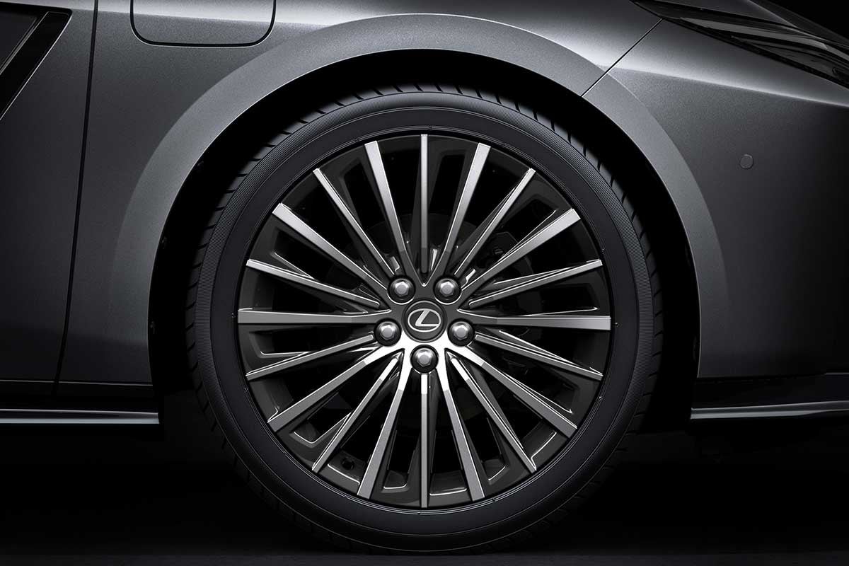 ES 500e shown with 21-inch Luxury wheel.